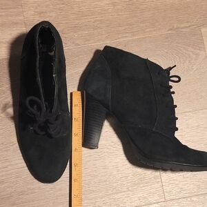 White Mountain 3.5in heeled boot, black, faux suede.